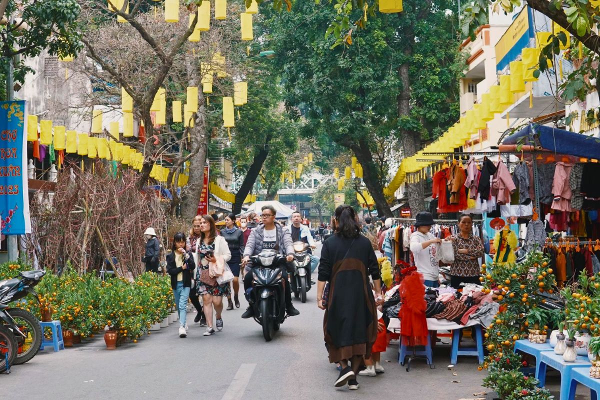 hanoi-lunar-new-year-open-stores-attractions